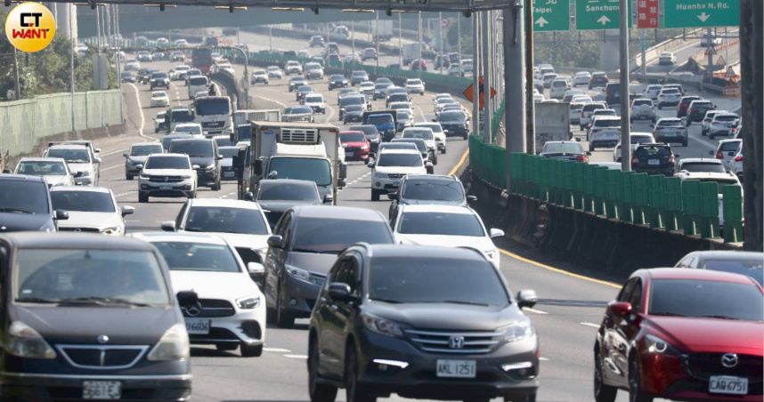 過年期間國道出現大量返鄉車潮。（圖／方萬民攝）