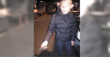 排氣管太大聲惹不爽 男帶女友買鹽酥雞夜市遭少年刺