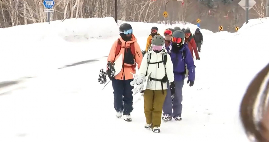 日本北海道上富良野岳發生雪崩，一名40多歲台灣登山客被掩埋後獲救送醫。（圖／翻攝自youtube／北海道ニュースUHB）