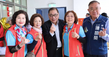陳見賢（中）出席竹北市婦女會模範會員代表大會，期盼持續深化福利制度，讓不同世代女性獲得完善照顧。（圖／陳見賢辦公室提供）