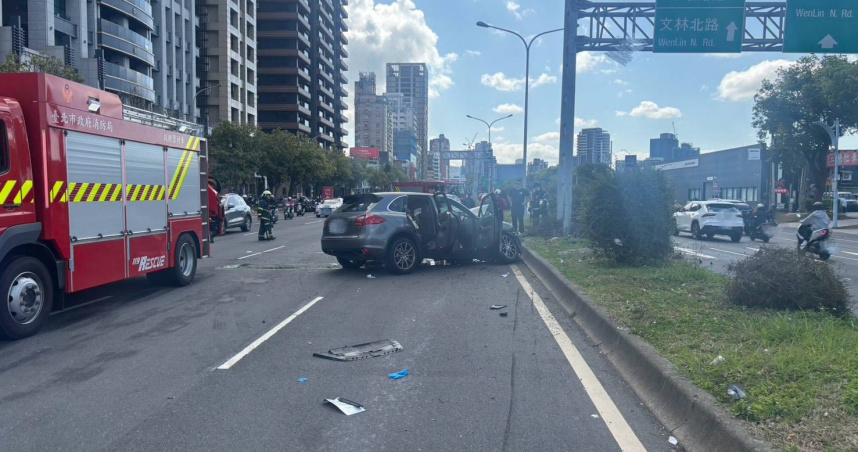 北市北投區承德路七段和石牌路一段16日上午9時許發生一起嚴重車禍事故。（圖／翻攝畫面）