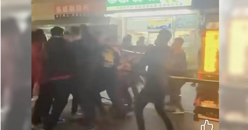 遶境變全武行！新北轎班新港爆衝突　拔轎擔互毆還疑亮槍