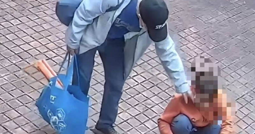 男子跑到「白沙屯古早厝」搭訕、觸摸女移工臉頰，之後大搖大擺離開。（圖／白沙屯媽祖網路電視台創辦人駱調彬提供）