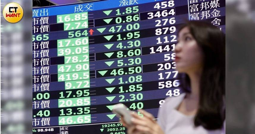 華邦電27日股價終場下跌3.24%，收在92.4元。（圖／黃耀徵攝）