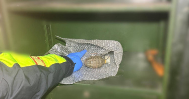 新北市新莊區一處民宅4月4日晚間發現疑似手榴彈物品，警方到場以防爆毯處置，初判為仿真模型並由軍方帶回鑑驗。（圖／翻攝畫面）