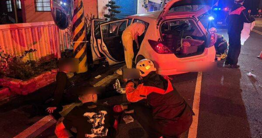 15歲少年夜衝139縣道疑飆車失控撞斷電桿。（圖／翻攝畫面）