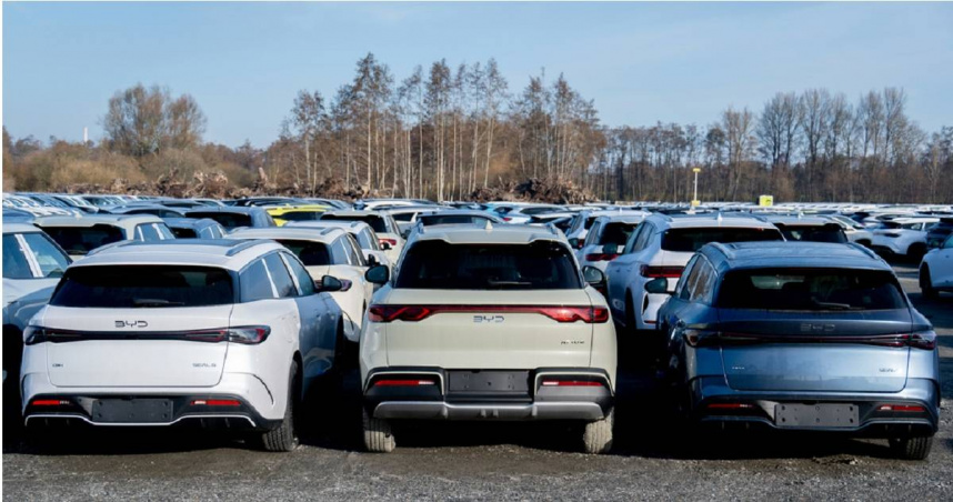 比亞迪生產的多輛新款電動車，停放在德國下薩克森威廉港港口區域的停車場。（圖／達志／美聯社）