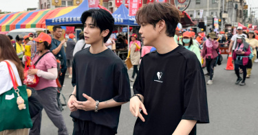 畢書盡與郭家瑋參與媽祖進香活動。（圖／索尼音樂提供）