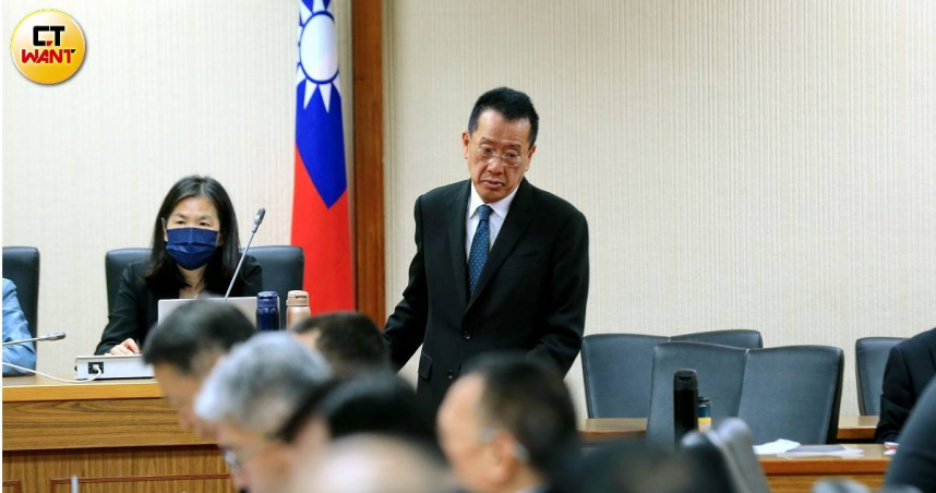 國防部長顧立雄於立法院出席外交及國防委員會，會前透過機密會議向朝野立委說明軍購整體規劃。（圖／周志龍攝）