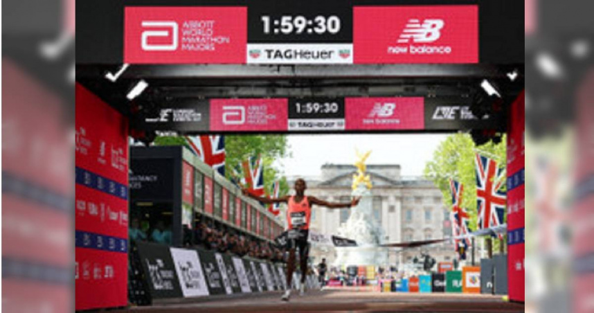 肯亞30歲跑者薩韋（Sabastian Sawe）在英國倫敦馬拉松締造紀錄，成為人類首位破2的跑者。（圖／達志／路透社）