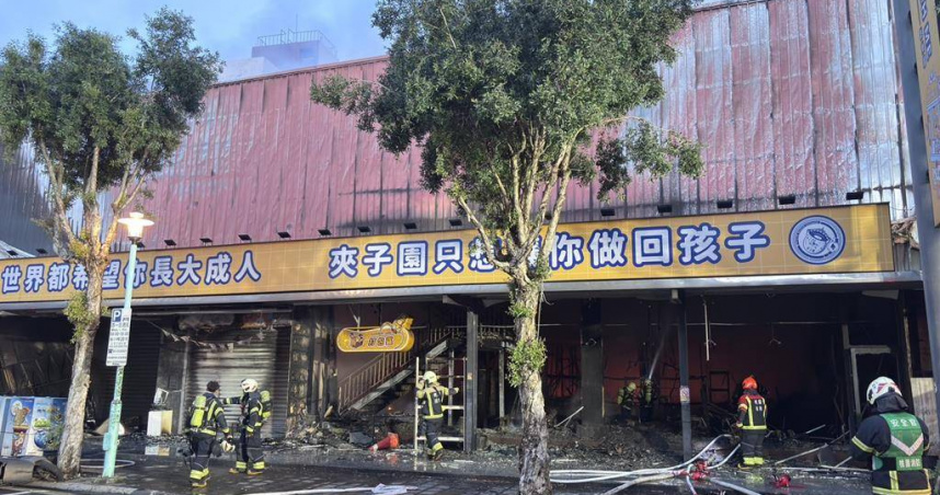 火警驚魂！桃園夾娃娃機店突竄火舌　百坪瞬間燃燒、出動百人搶救