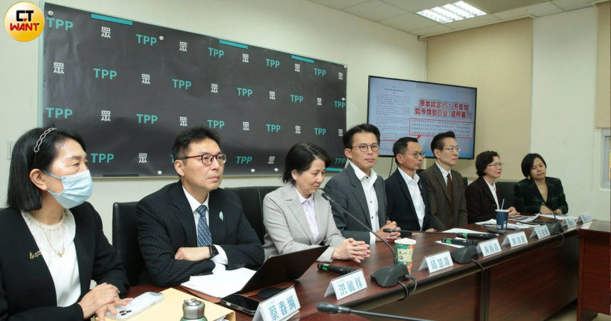 民眾黨立委夜宿國會議場外，力拚《國防特別條例》優先遞案處理。（圖／周志龍攝）