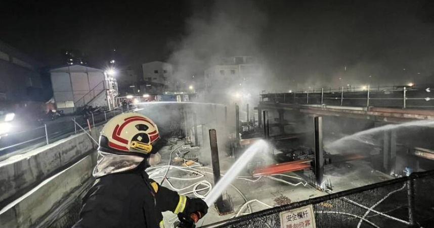 黑煙罩台中！北屯社宅工地狂燒14小時　地下柱倒塌、車道崩落急停工