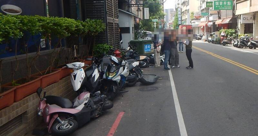 特斯拉台中街頭暴衝！逆向連撞9機車　騎士剛離開10秒驚險逃死劫