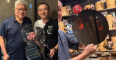魏哲家近日送上有簽名的晶圓模型給鴉片館老闆。（圖／翻攝臉書／鴨片館）