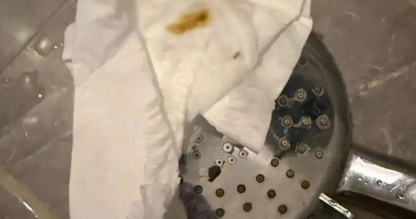 徐先生回憶，女友發現噴頭上有不明汙漬，原以為只是水垢，實際擦拭後發現呈黃色物質。（圖／翻攝自小強熱線）