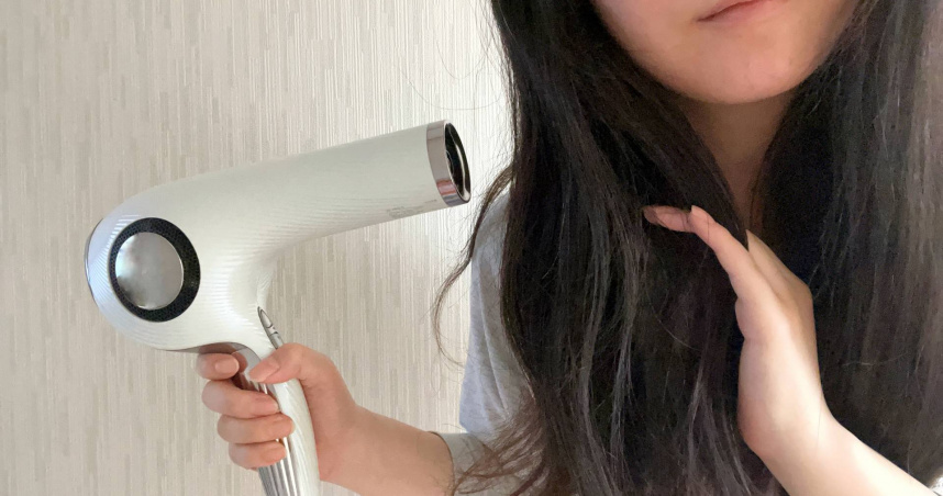 一名人妻在自己的房間吹頭髮，卻被公婆謾罵。（示意圖／photoAC）