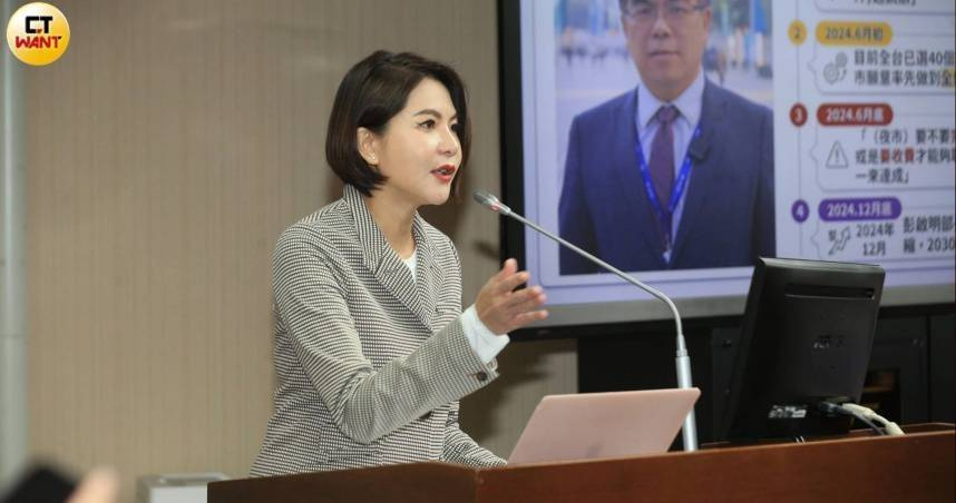 國民黨立委陳菁徽引用行政院提出的《食安法》修正草案，質疑政府對於原材料是否納入食品業者通報範圍，前後解釋不一致。（圖／周志龍攝）