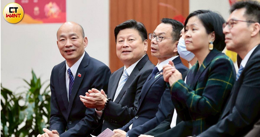 立法院長韓國瑜（左一）與國民黨立法院黨團總召傅崐萁（左二）因總預算協商隔空交鋒。（圖／黃耀徵攝）