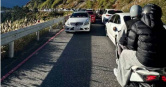 賓士轎車停在路中央，導致200輛車受困。（圖／翻攝臉書／中橫路況交通資訊站）