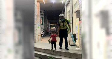 3歲童獨自到超商購物迷途 樹林暖男警熱心助返家
