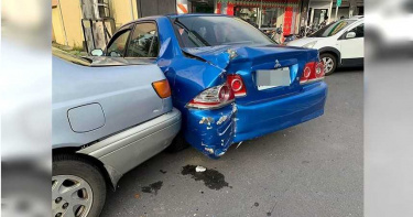公車駕駛疑中風 連撞8台車