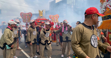 鞭炮惹禍!大甲媽遶境意外 鎮瀾宮董事和2員警輕微輕微挫傷