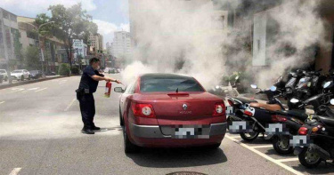 大家閃開 警察叔叔有練過
