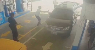 蘇姓通緝犯遇警方上前攔查，重踩油門加速逃逸。（圖／翻攝畫面）