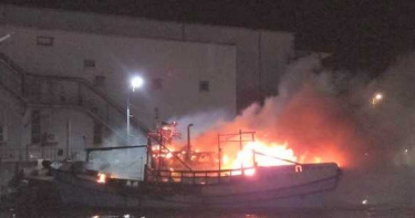 南方澳漁港暗夜竄大火 「熱輻射」波及多船遭殃