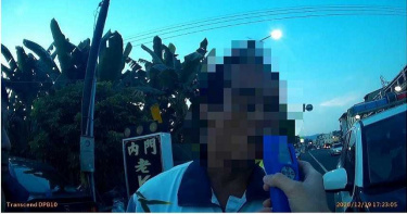 滿臉通紅沒戴安全帽頂冷風向前騎 對向駛來警車他年終獎金飛了