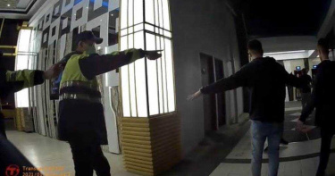 南屯區一家KTV今天清晨5時許發生酒客鬧事，守望的警力制止無效，緊急呼叫快打部隊馳援。（圖／警方提供）