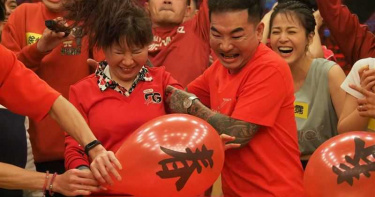 狂壓老婆頭撞氣球!刺青冠軍猙獰表情成梗圖 胡瓜笑瘋:積怨已久