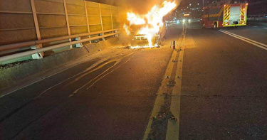 中山高基隆端驚傳火燒車 9人座汽車停路肩2人逃死劫