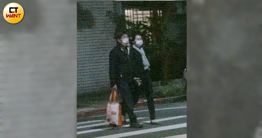 獨/已婚健保署長約會氣質美女 十指緊扣夜色下漫步