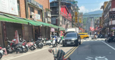 基隆市南興街上1名80歲陳翁身形佝僂，跪爬在馬路上，雙向車道車輛都耐心等待他安全通過。（圖／民眾提供）