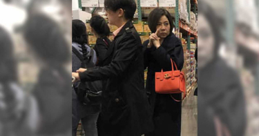 于美人血拚 拎包打選戰