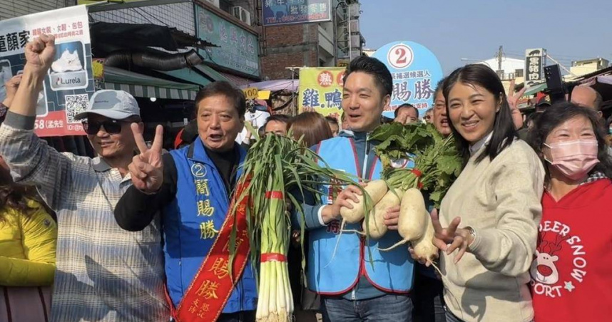 台北市長蔣萬安（中）與南投縣長許淑華（右）同框為南投縣草屯鎮長補選候選人簡賜勝（左）掃街助選。（圖／報系資料庫）