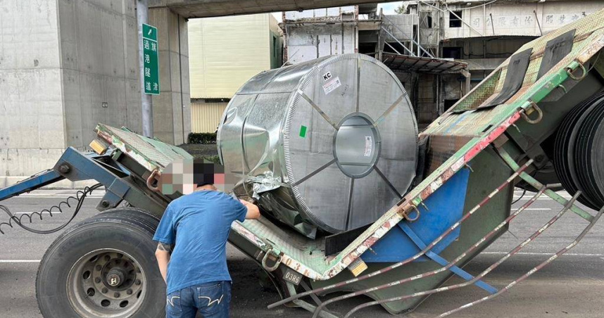 高雄新生路「翹後輪」致路面坑洞，交通大亂。（ 圖／翻攝畫面）