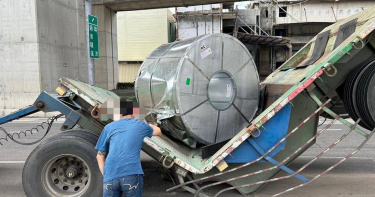 高雄新生路「翹後輪」致路面坑洞，交通大亂。（ 圖／翻攝畫面）