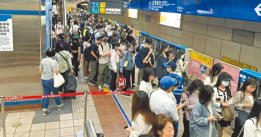 台北捷運車站及車廂內皆禁止飲食，站務員工作期間若要喝水還得走至站外。圖為捷運站示意圖。（圖／報系資料照）