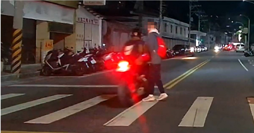 行人過馬路遭重機「刷卡」險釀悲劇。（圖／翻攝畫面）