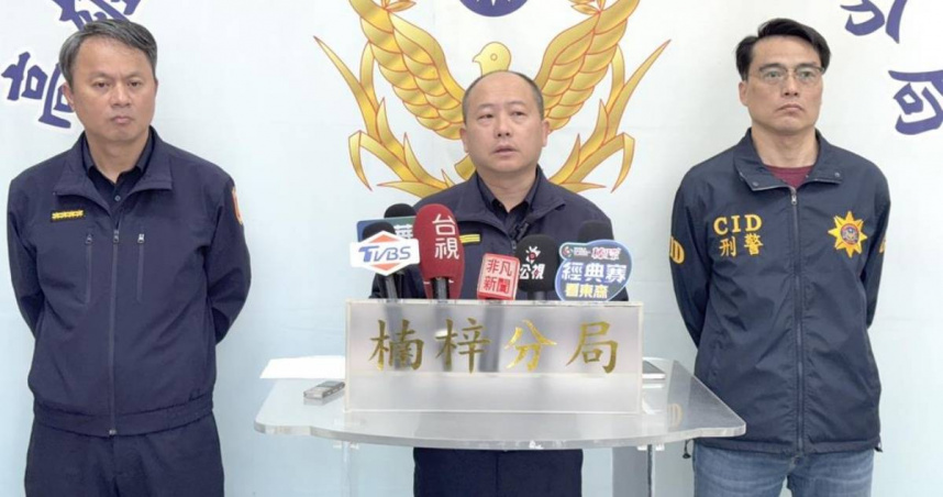 高雄在過年時發生凶殺命案，楠梓警方1日上午說明案情，左起為楠梓警副分局長呂宏鈿、分局長陳奕良、偵查隊長黃彥文。（圖／中國時報林瑞益攝）