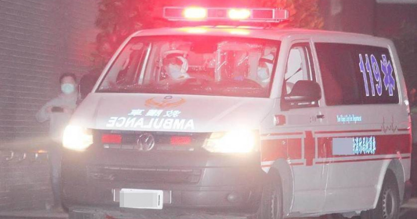 新店物流車迴轉遭直行車猛撞，再失控波及停放的特斯拉及休旅車，造成3人受傷送醫。（示意圖／報系資料照）