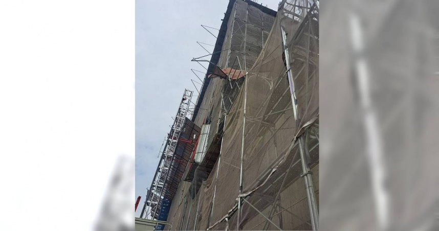 台中市南屯區一處建築工地，今天上午11時許發生工安意外。18歲張男、25歲林男在工地進行外牆鷹架搭建工程時，疑因作業不慎從6樓外牆墜落，其中張男因頭部撞擊地面，送醫後不治。（圖／翻攝畫面）
