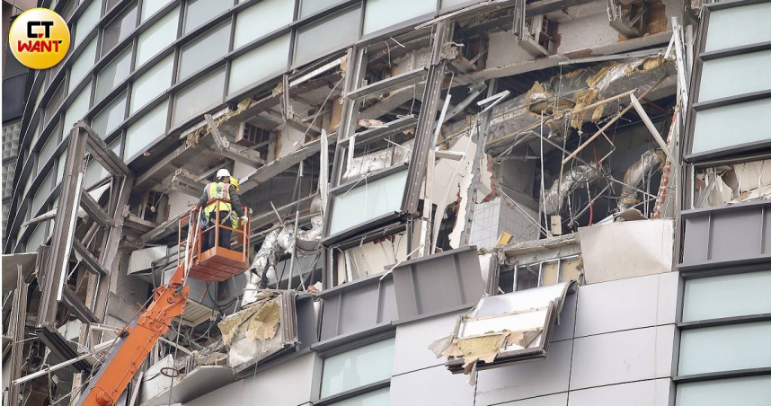 台中市新光三越百貨昨（13日）上午驚傳重大氣爆意外，導致4人死亡、37人輕重傷，事發後台中市政府已下令新光三越「無限期停業」。（圖／黃耀徵攝）