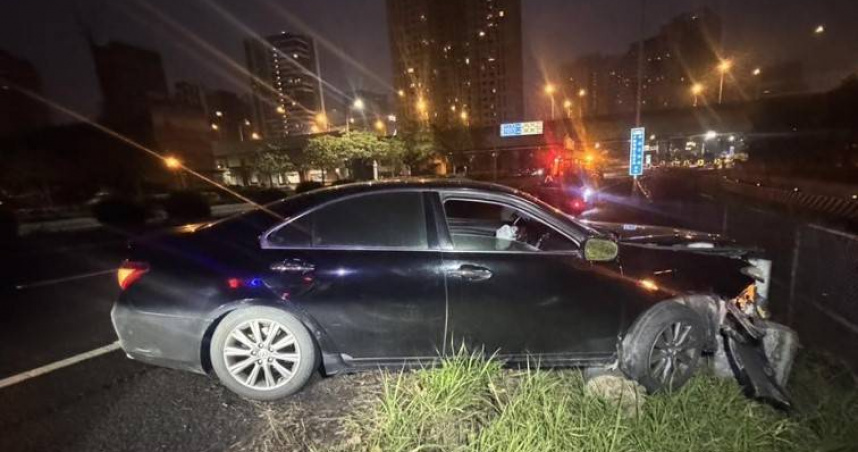 國道1號台中段有轎車發生自撞，駕駛竟還逃離現場，警方已通知車主到案說明。（圖／翻攝畫面）