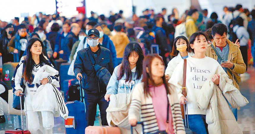 2024年台灣旅客出國破1684.9萬人次，依照性別分析，女性出國905.5萬人（53.74％），男性出國779.4萬人次（46.26％），相差約126.1萬人次、7.48個百分點，女性在出國市場狂電男性旅客。（圖／報系資料照）