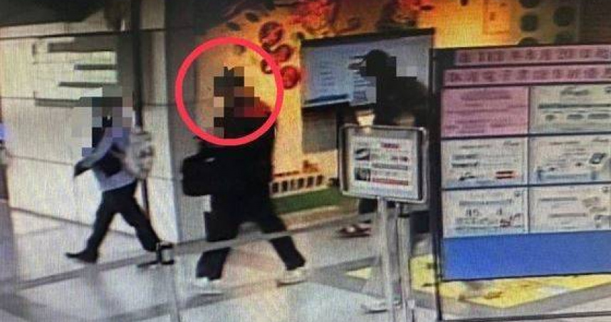 林男找工作卻誤當車手，在收取李姓被害人的面交款時，遭埋伏員警當場逮獲移送法辦。（圖／翻攝畫面）