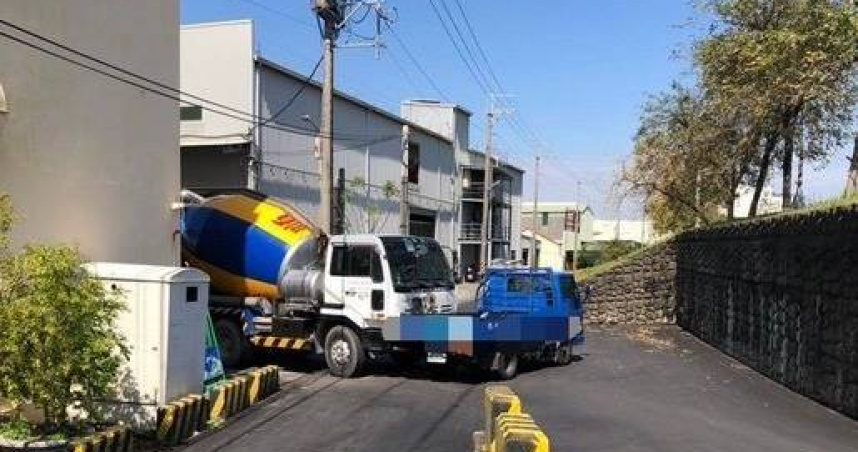 70歲老翁被困車內需破門救援。（ 圖／翻攝畫面）